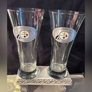 2 NFL Pittsburgh Steelers Beer/ Pilsners Glasses w/ Pewter Emblem. 16oz